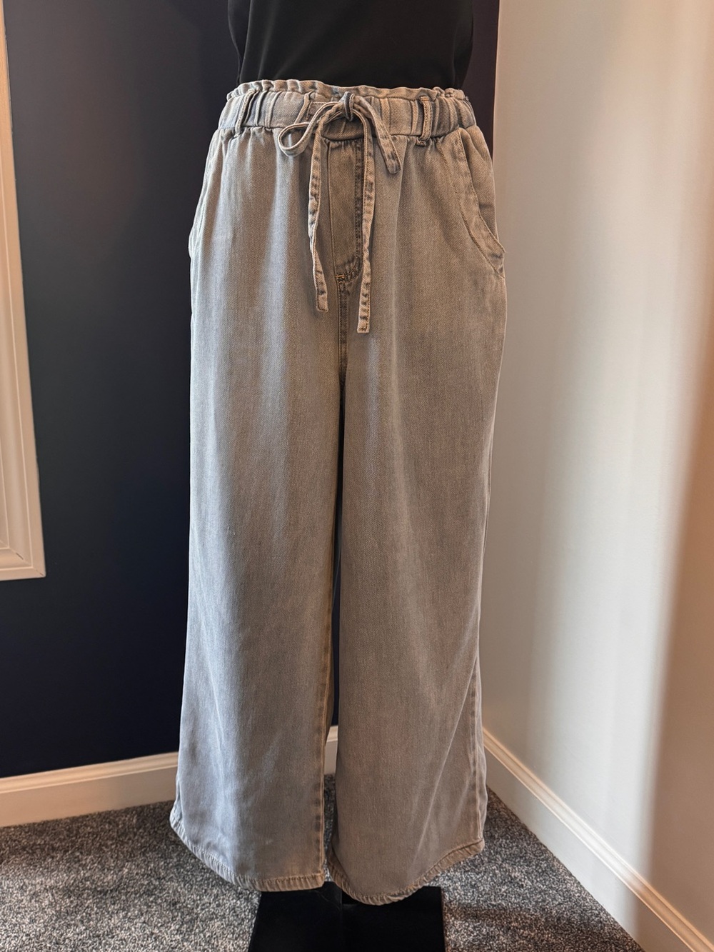 Velvet Heart cropped wide leg denim pants. Size Small